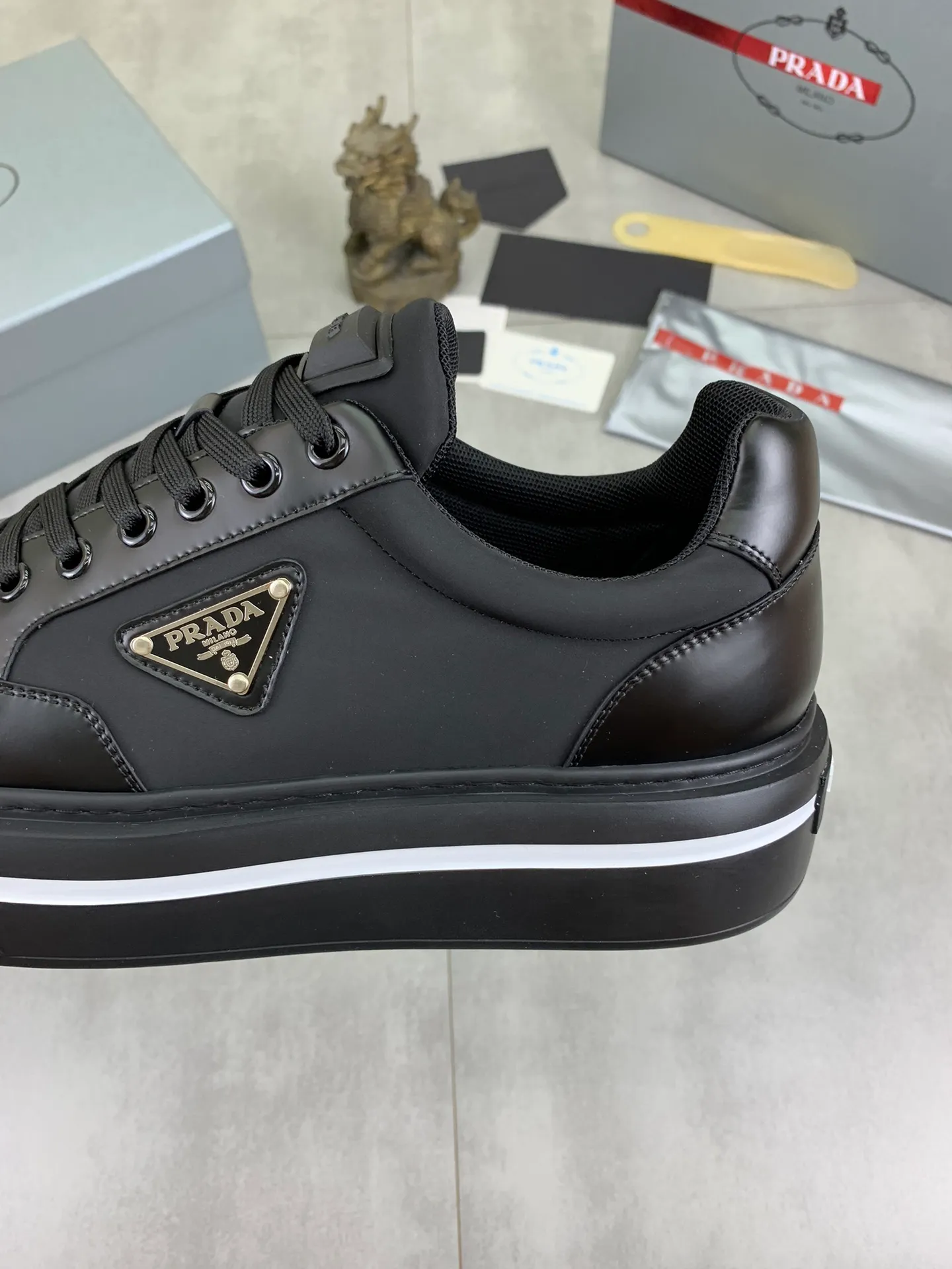 Men's shoes 💰P580 new (higher version) new models are available at PRADA counters simultaneously, new men's shoes, 😘 fabrics are selected from original calfskin. First layer of imported silk cowhide lining. The original version is awesome! 👍🏿Original open-molded non-slip PU outsole, with exquisite lines, simple and elegant, super comfortable and classy on foot, suitable for leisure travel. Code number: 38 to 44 (45 customized) 4️⃣ colors available